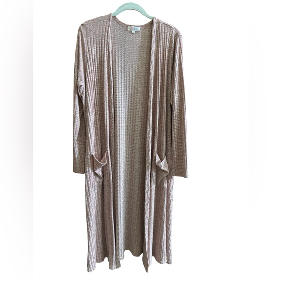 Soft pink LulaRoe Sarah cardigan. Lightly used, shows no wear. $20 - Picture 1 of 3